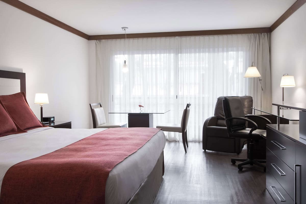 Room, 1 King Bed, Non Smoking | Minibar, in-room safe, desk, blackout drapes