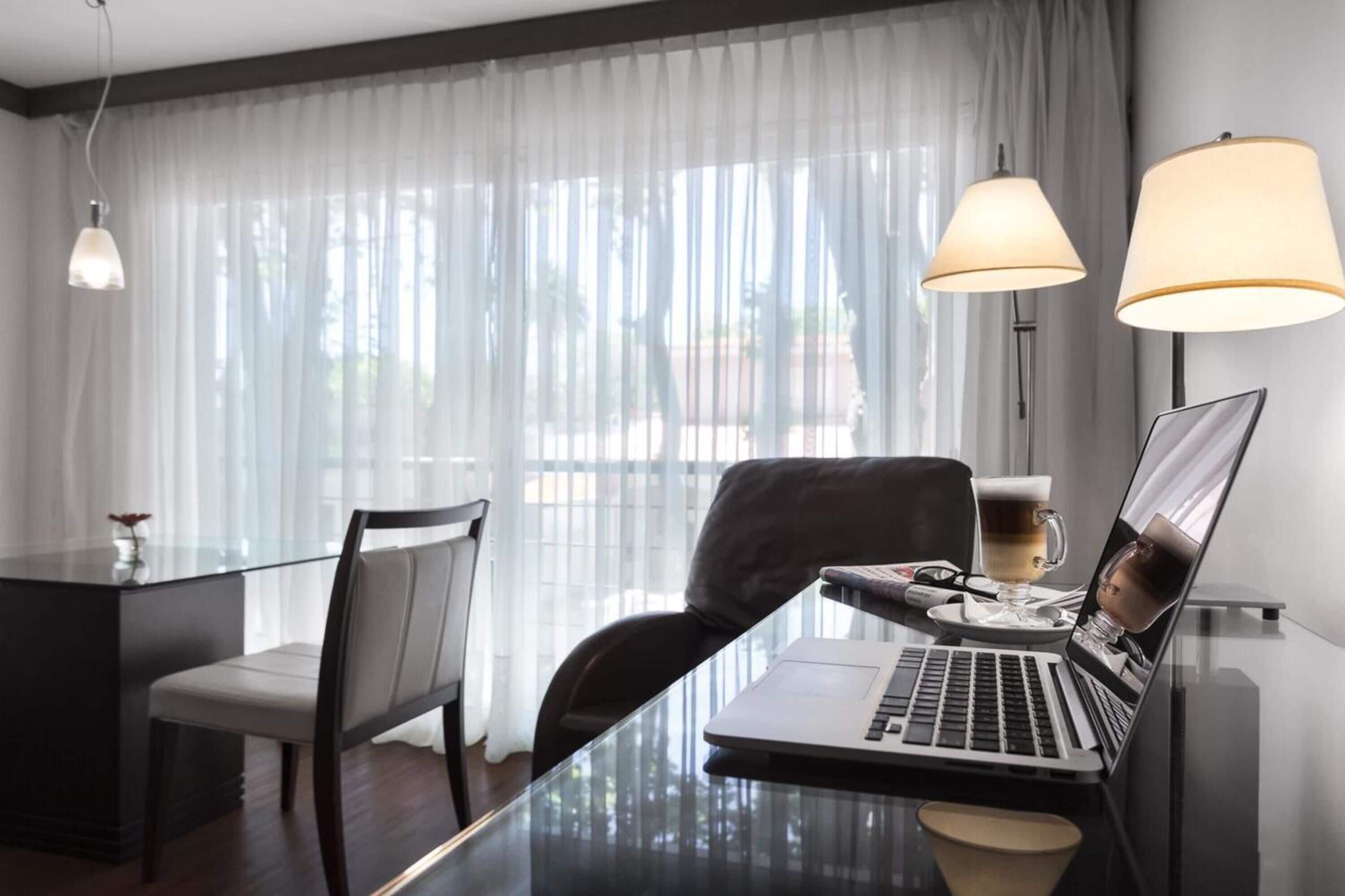 room, 1 king bed, non smoking | minibar, in-room safe, desk, blackout curtains