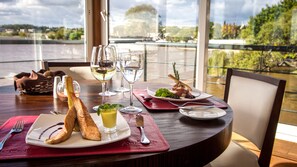 Breakfast, lunch, dinner served; international cuisine  - Radisson Hotel Colonia del Sacramento (Colonia del Sacramento)