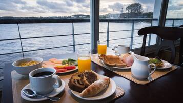 Se ofrece un desayuno bufé todos los días (por un coste adicional)