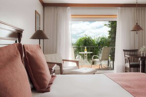 Room, 1 King Bed, Non Smoking, River View | 1 bedroom, minibar, in-room safe, desk