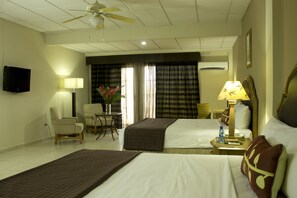 デラックス ダブルルーム 1 ベッドルーム | リビング エリア | プラズマテレビ