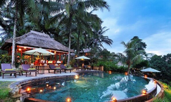 Kolam renang terbuka, kerusi lepak pantai 