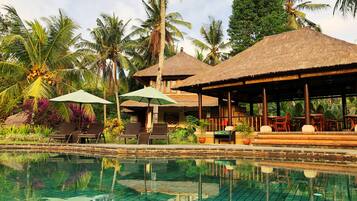 Piscina all'aperto, con ingresso dalle 07:00 alle 18:00, lettini