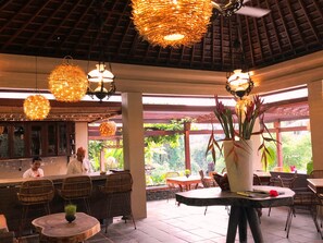 朝食、ランチ、ディナーに営業 (ガーデン ビュー)