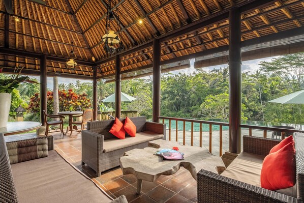 Piscina externa, funciona das 7h às 18h, espreguiçadeiras