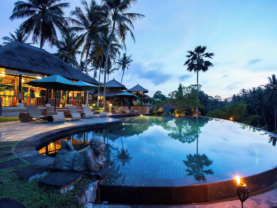 Piscina externa, funciona das 7h às 18h, espreguiçadeiras