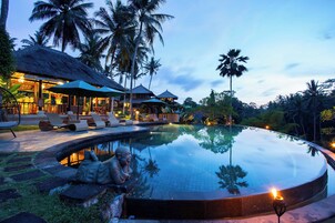 Una piscina al aire libre (de 07:00 a 18:00), tumbonas