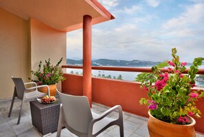 Junior Suite 1 king bed | 1 bedroom, in-room safe, desk, laptop workspace
