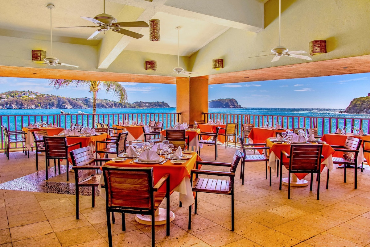 las brisas huatulco restaurant with ocean view