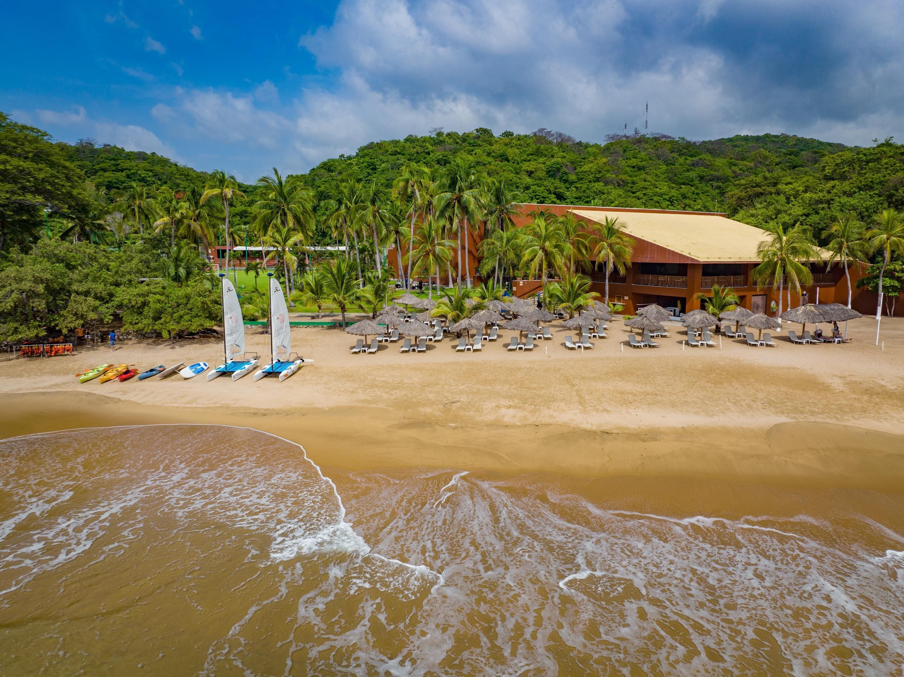 En la playa, snorkel, windsurf y bar en la playa 