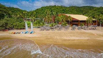 En la playa, snorkel, windsurf y bar en la playa