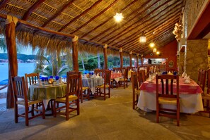 5 restaurants; breakfast, lunch, and dinner served