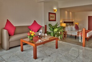 Brisas Beach Club 1 king bed | 1 bedroom, in-room safe, desk, laptop workspace