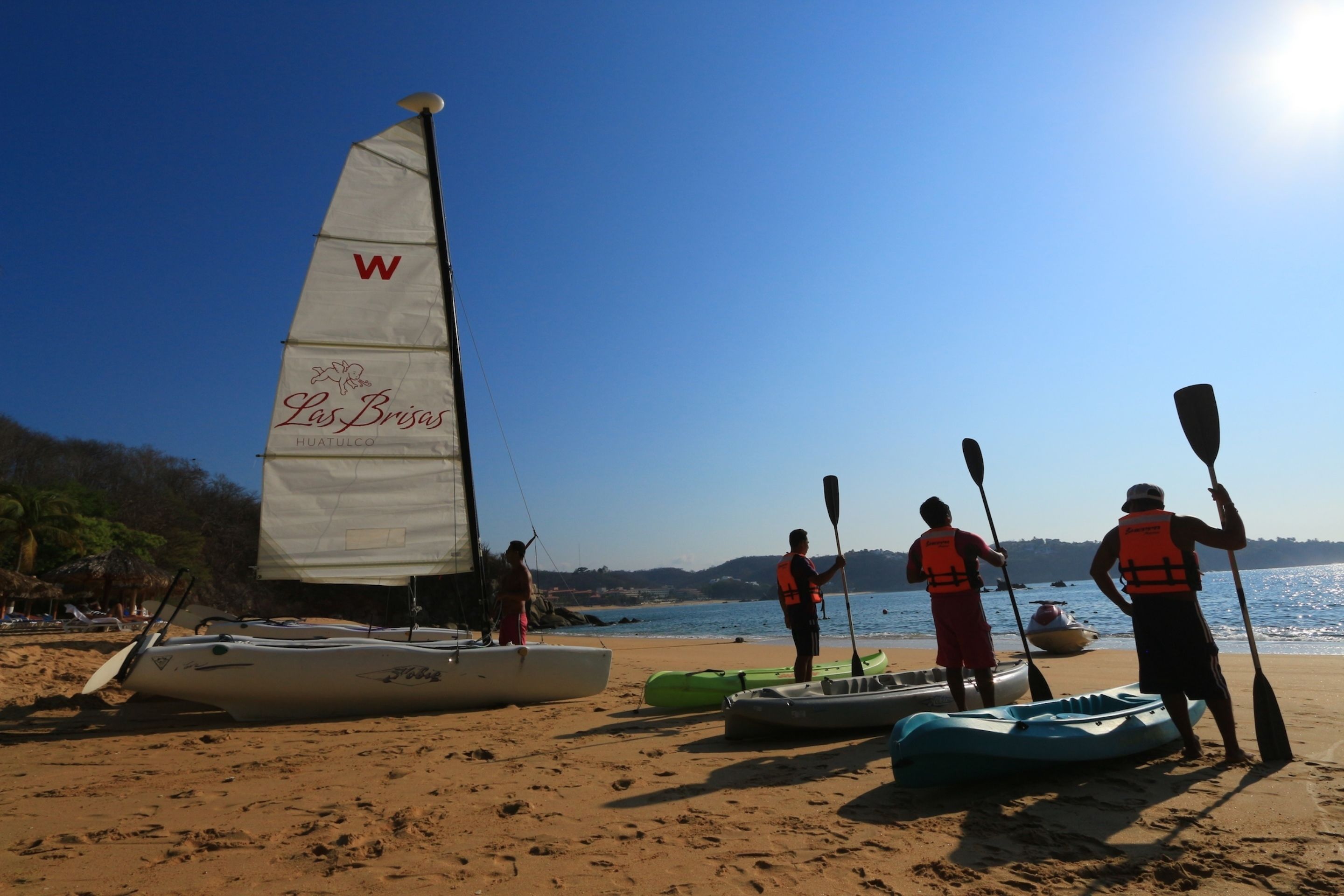 Une plage où l’on peut trouver un voilier appelé « Las Brisas » et des kayaks.