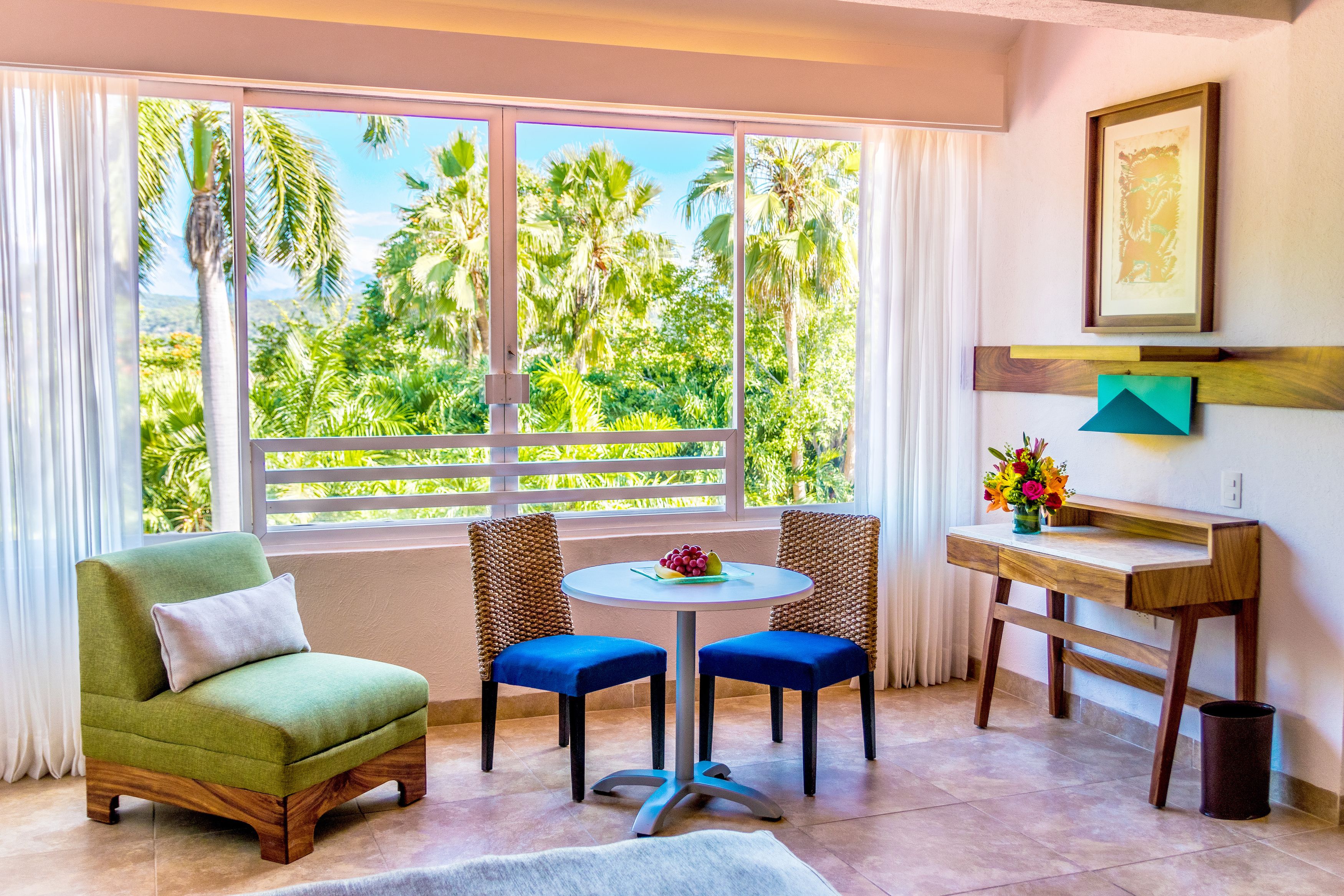 セーフティボックス (室内)、デスク、ノートパソコン用作業スペース、WiFi (無料)