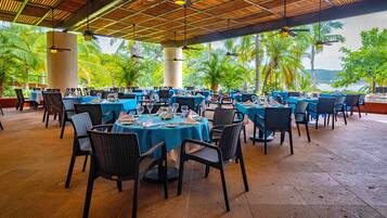 5 restaurantes; se sirven desayunos, comidas y cenas