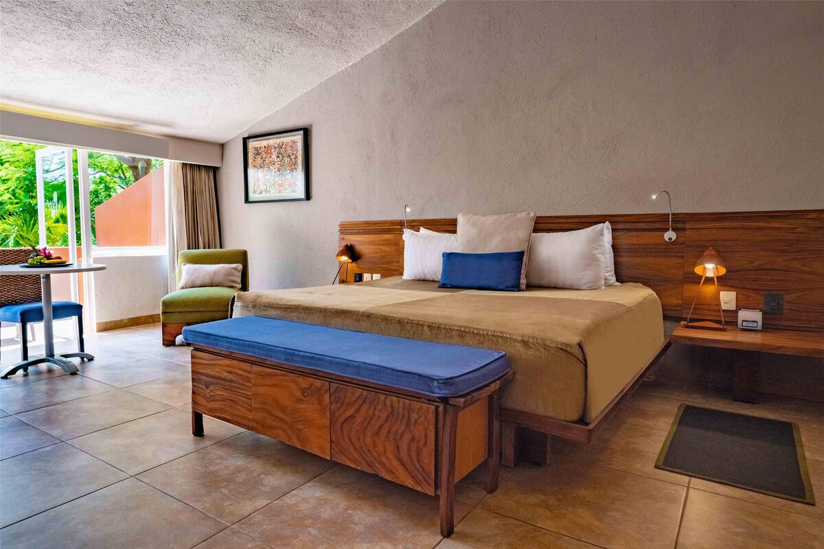 Deluxe Superior, 1 King Bed | In-room safe, desk, laptop workspace, WiFi (free)
