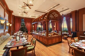 Se ofrece un desayuno bufé (2124 INR por persona)