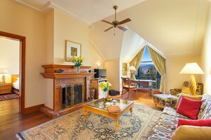 Deluxe Suite | Living area