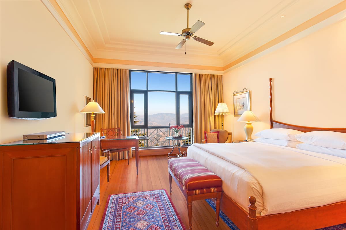 Premier Room, 1 King Bed, Valley View