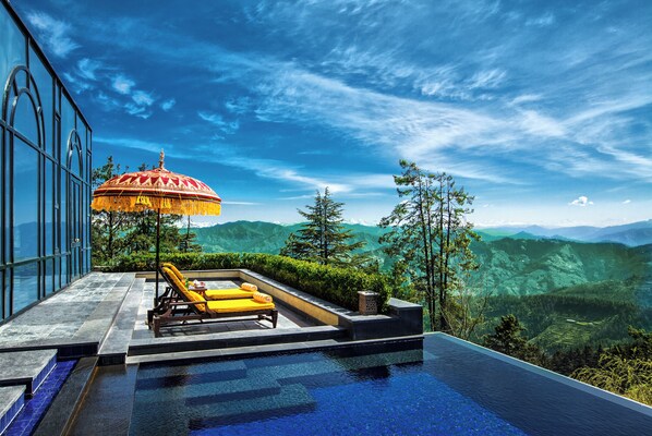 Ropa de cama de alta calidad, minibar, caja fuerte y escritorio