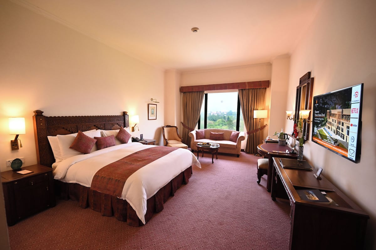 Deluxe Room, 1 King Bed | Minibar, in-room safe, desk, laptop workspace