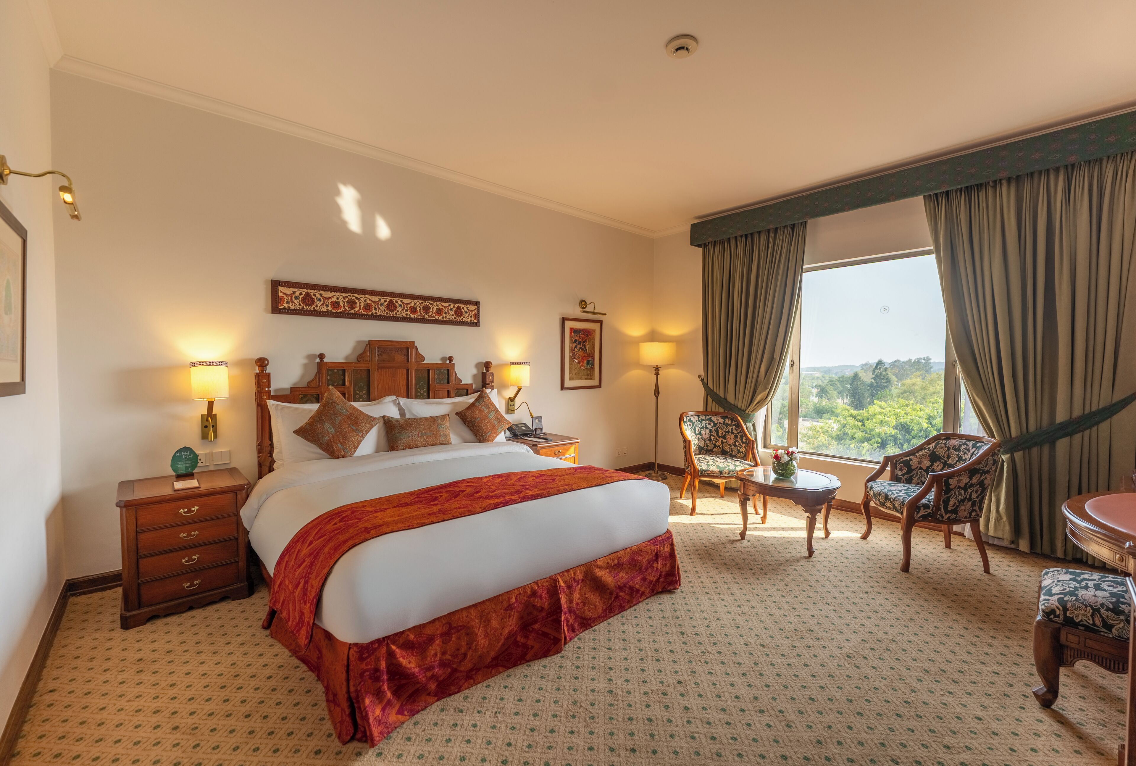 Executive Suite | Minibar, in-room safe, desk, laptop workspace