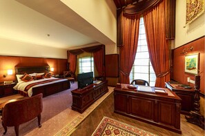 Suite presidencial | Minibar, caixa forta a l'habitació i escriptori 