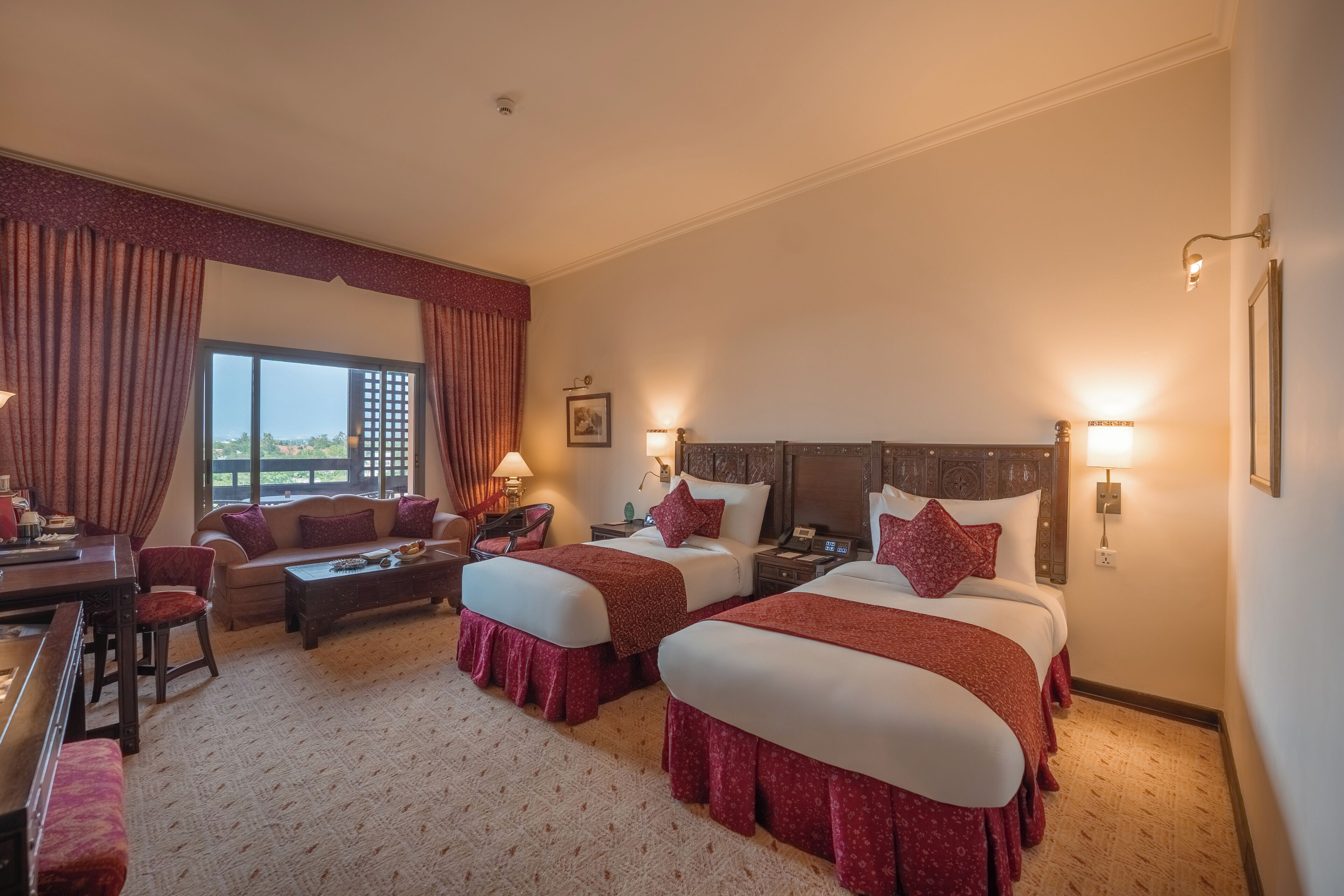 Executive Club Twin | Minibar, in-room safe, desk, laptop workspace