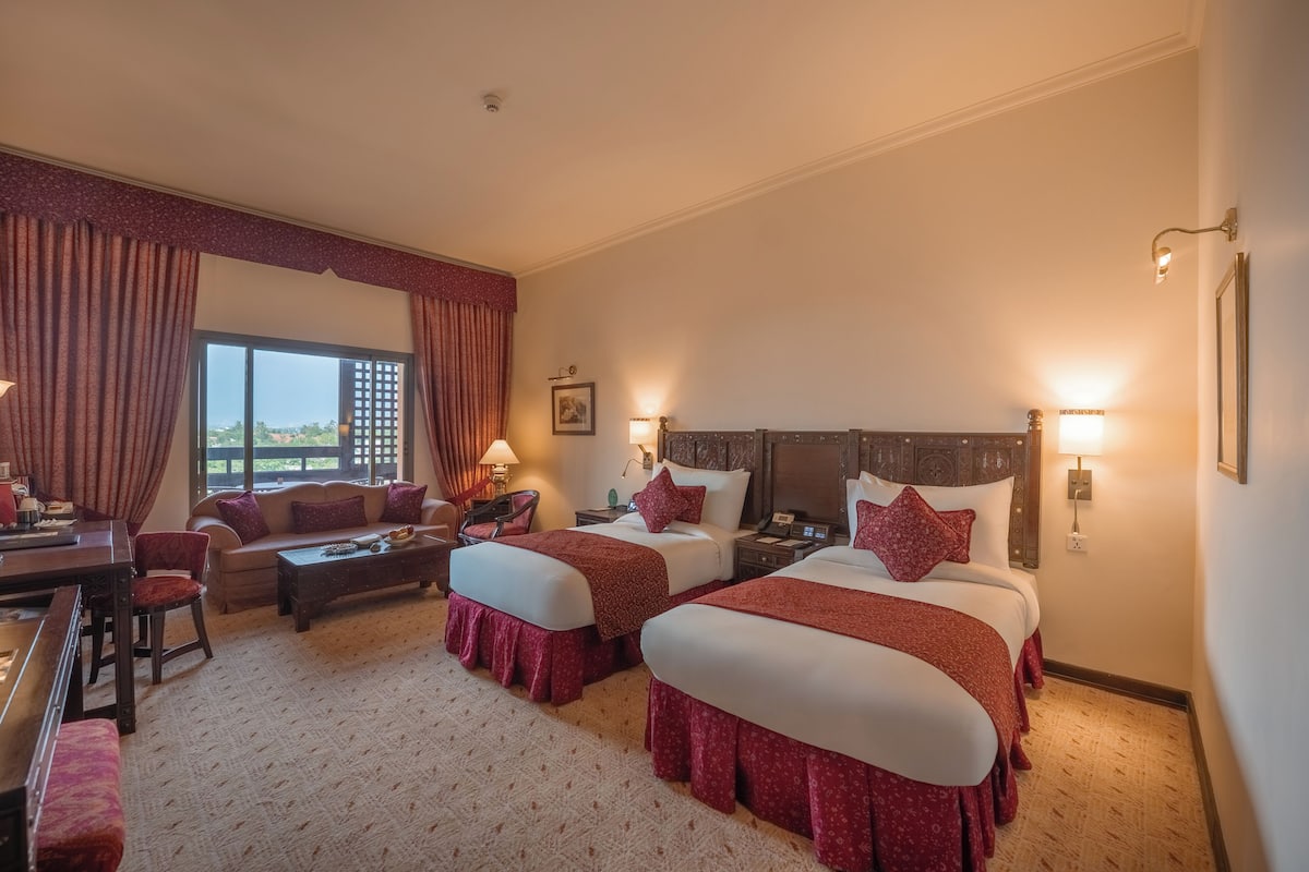Executive Club Twin | Minibar, in-room safe, desk, laptop workspace