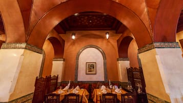 5 restaurants; breakfast, lunch, dinner and brunch served