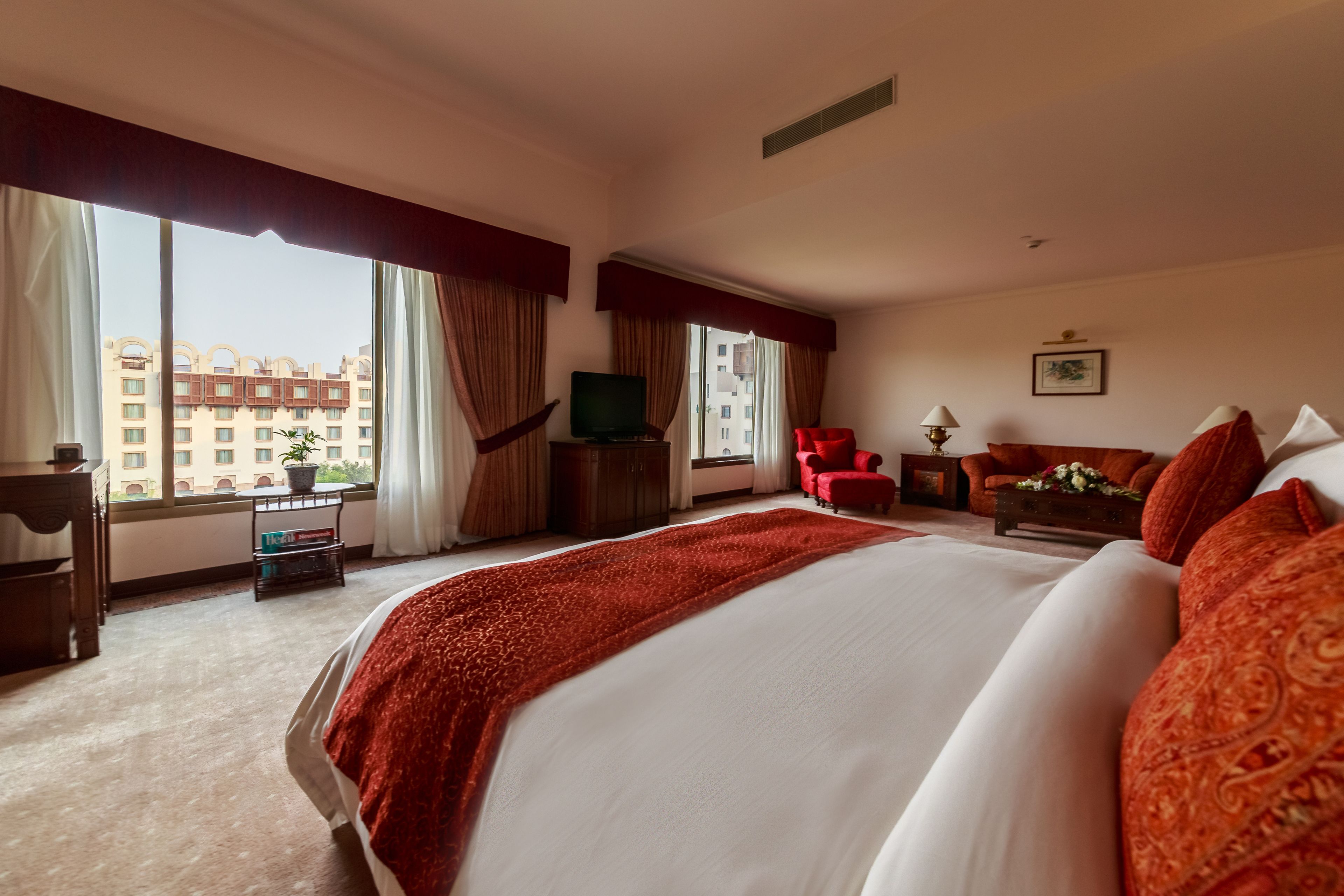 junior suite | 1 bedroom, minibar, in-room safe, desk