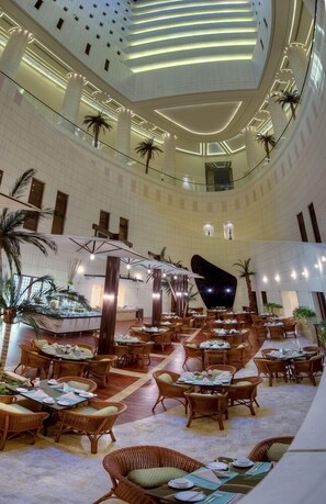 3 restaurants, spécialités Cuisine internationale