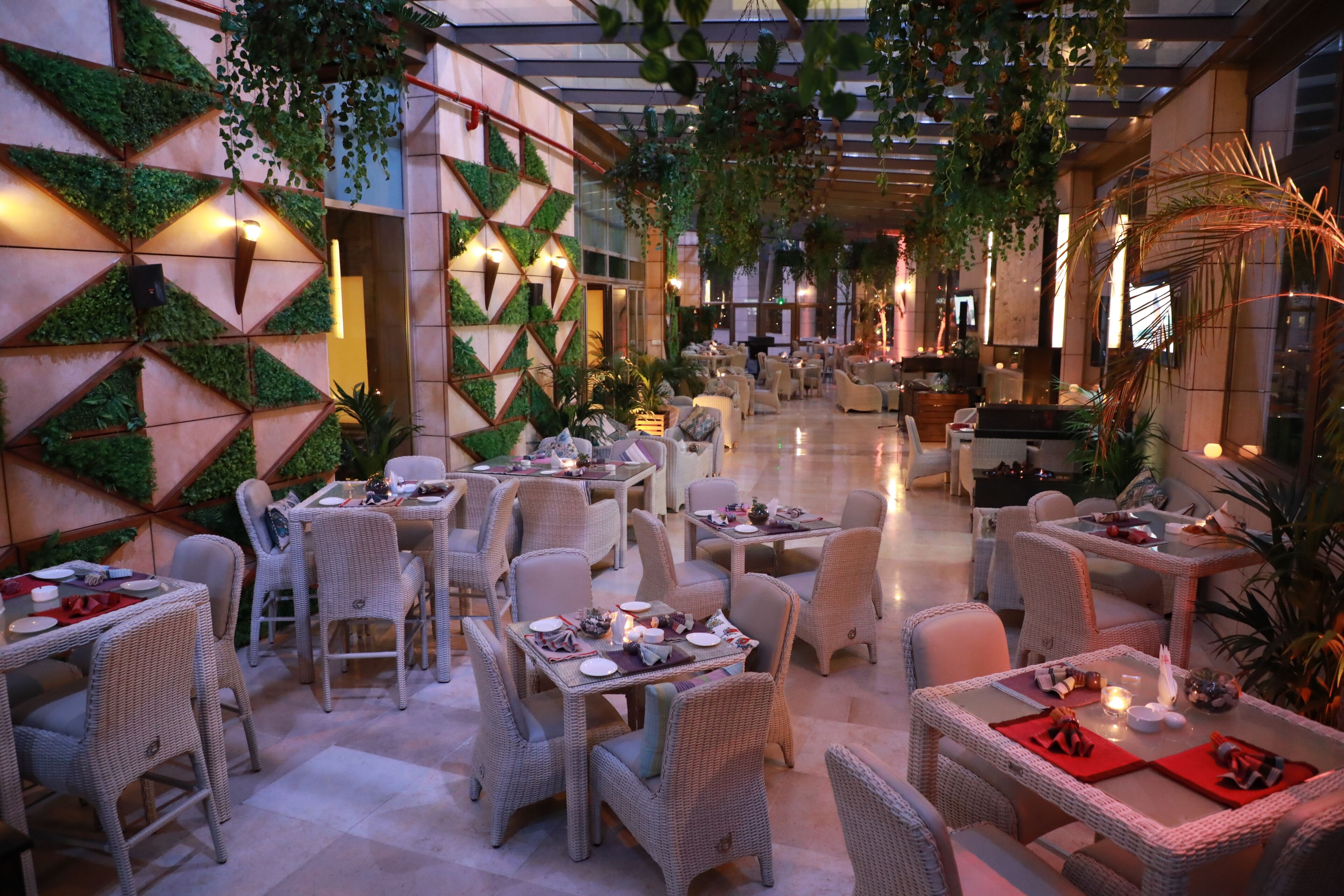 3 restaurants, breakfast, lunch, dinner served; international cuisine