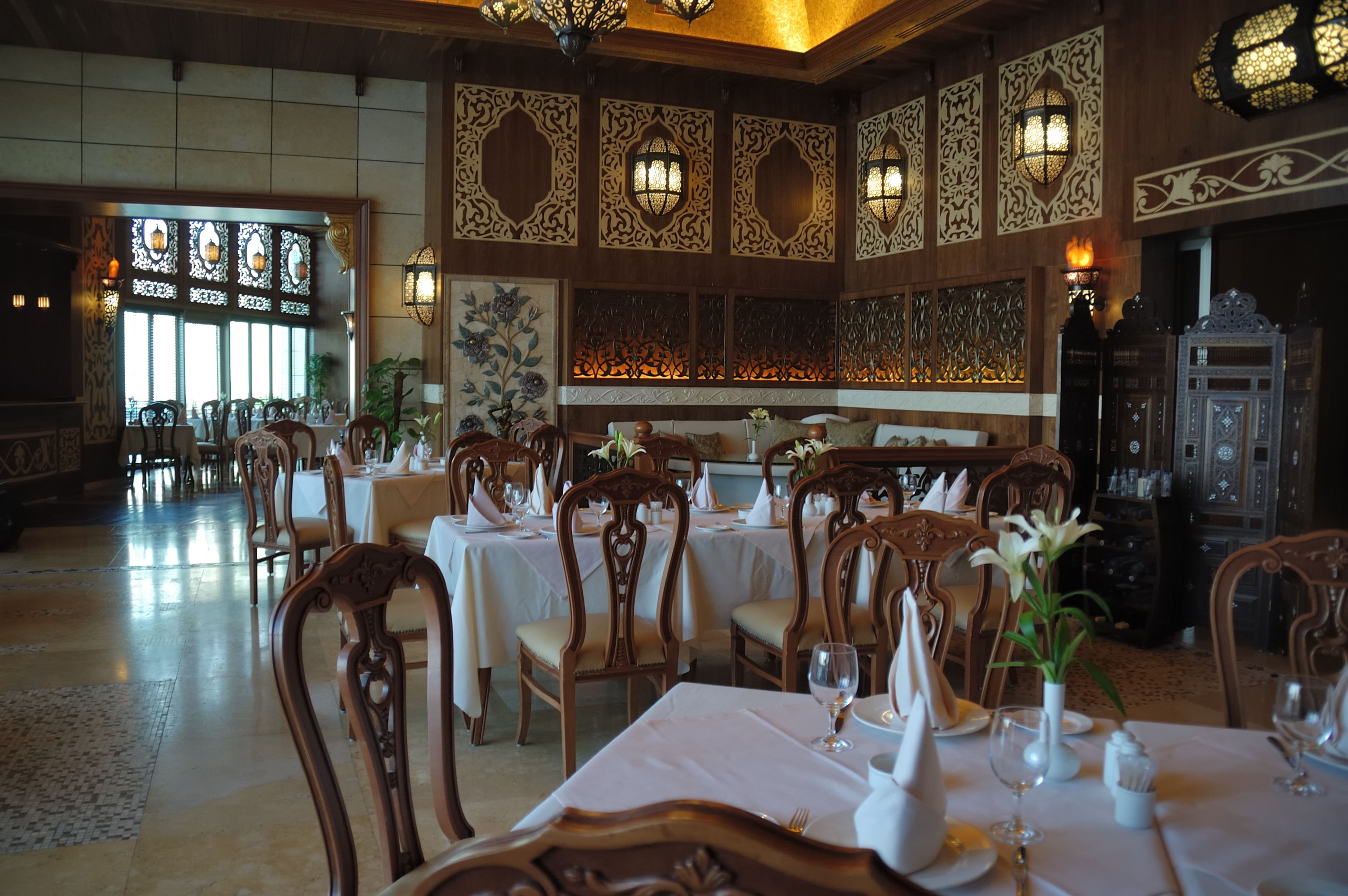 3 restaurants, breakfast, lunch, dinner served; international cuisine