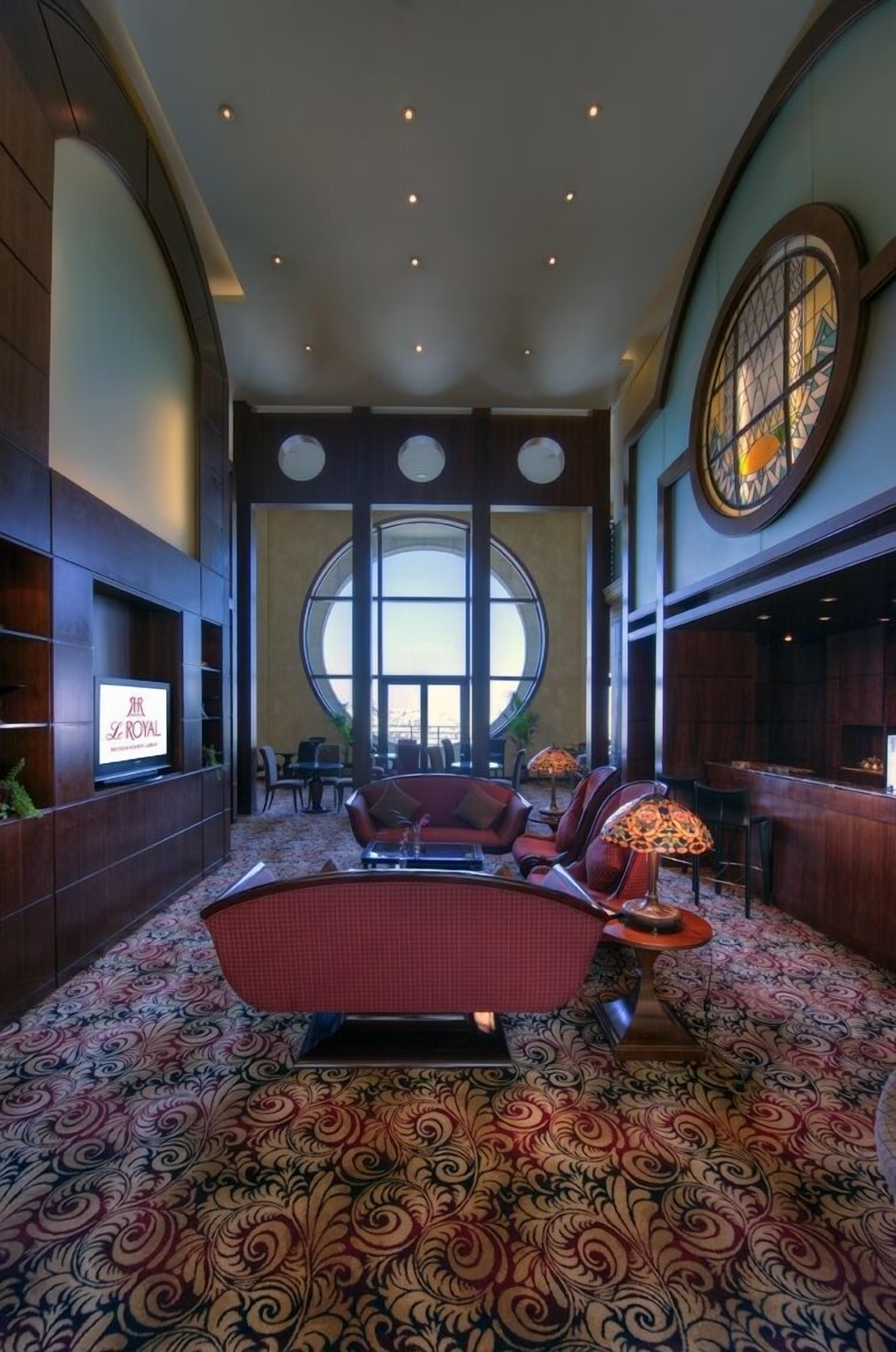 3 bars/lounges, poolside bar