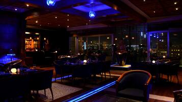 3 restaurants; breakfast, lunch, and dinner served