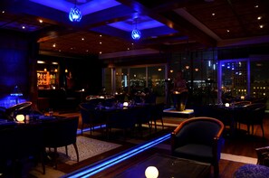 3 restaurants; breakfast, lunch, and dinner served
