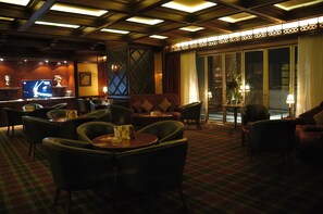 3 bars/lounges, poolside bar