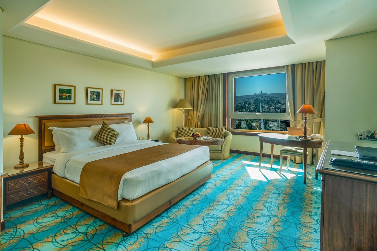 Deluxe Room, 1 King Bed | Minibar, in-room safe, desk, soundproofing