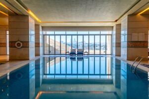 室内游泳池，季节性开放的室外游泳池