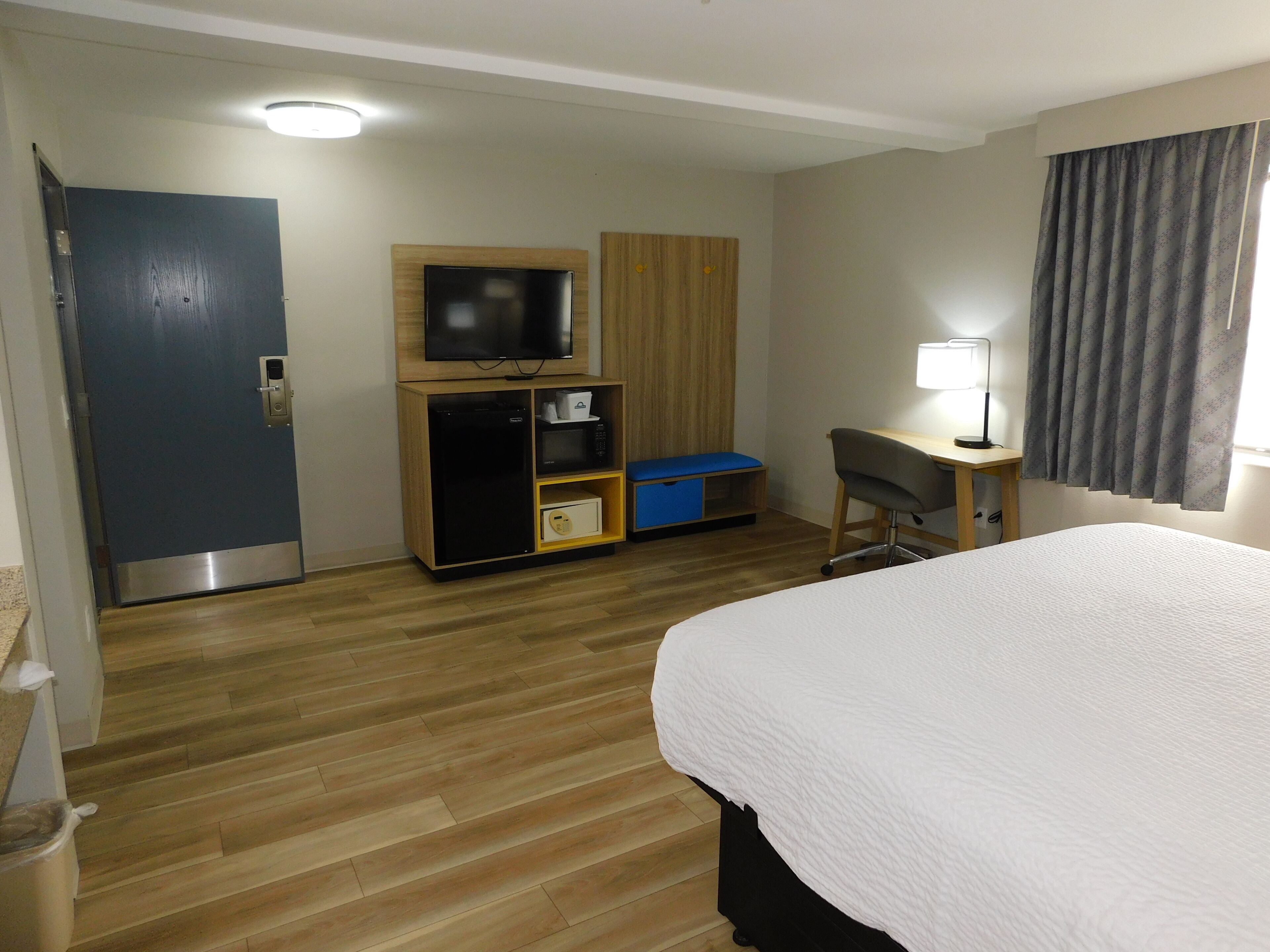 Chambre, 1 très grand lit, réfrigérateur et four à micro-ondes | Coffre-fort, bureau, rideaux d’obscurcissement