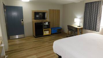 Chambre, 1 très grand lit, réfrigérateur et four à micro-ondes | Coffre-fort, bureau, rideaux d’obscurcissement