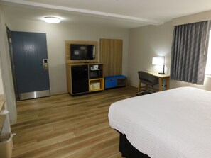 Room, 1 King Bed, Refrigerator & Microwave