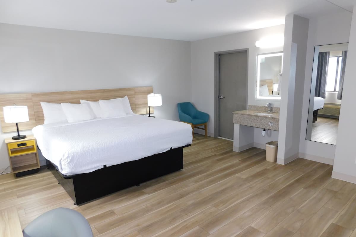 Room, 1 King Bed, Refrigerator & Microwave