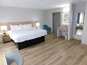 Room, 1 King Bed, Refrigerator & Microwave | In-room safe, desk, blackout curtains, iron/ironing board - Days Inn by Wyndham Effingham (Effingham)