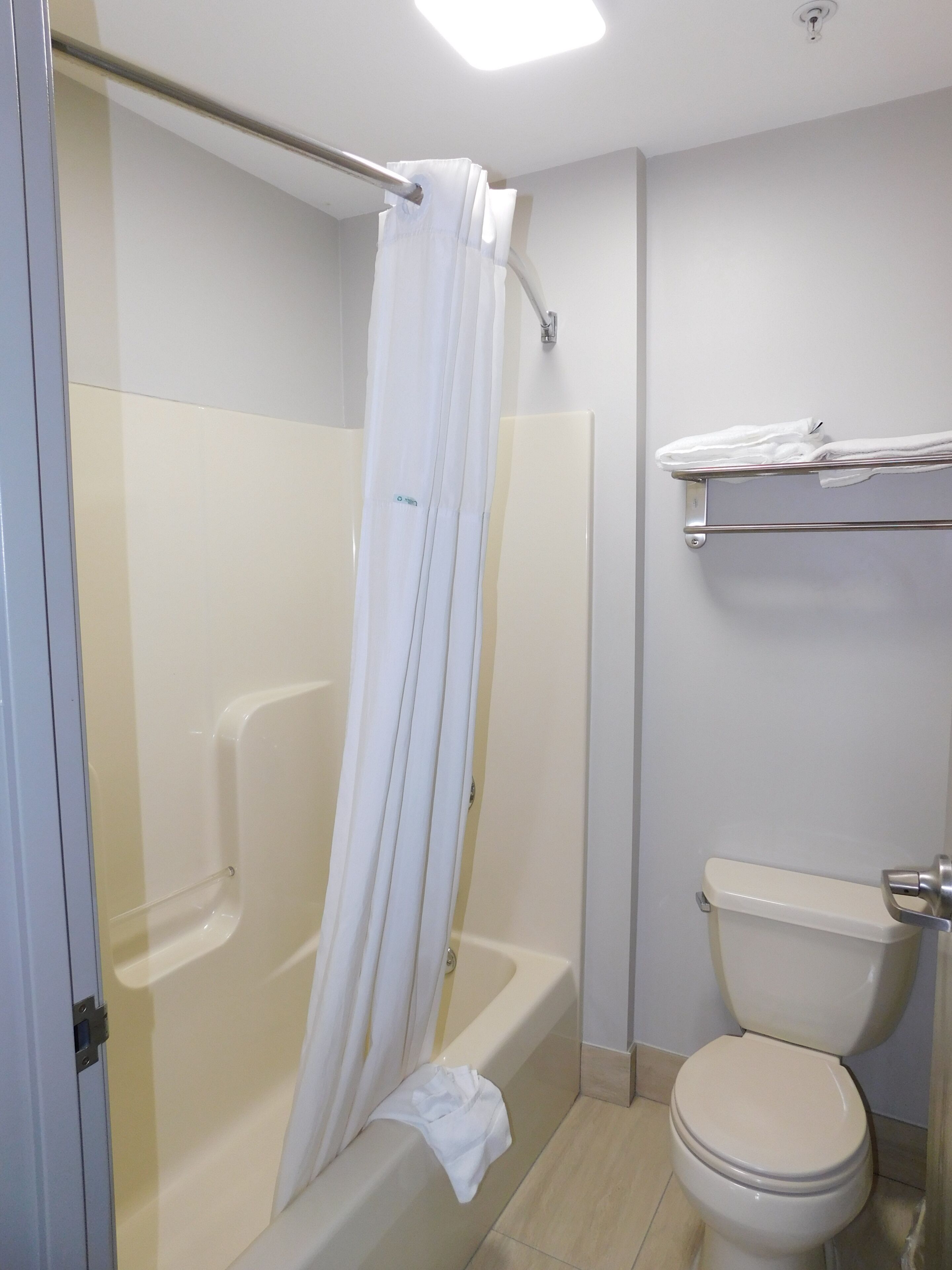 Camera, 1 letto king, frigorifero e microonde | Bagno | Set di cortesia gratuito, asciugacapelli, asciugamani