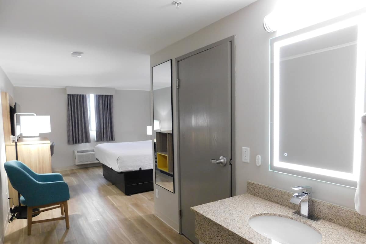 Suite, 1 Bedroom, Non Smoking (1 King Bed and 1 Queen Bed)