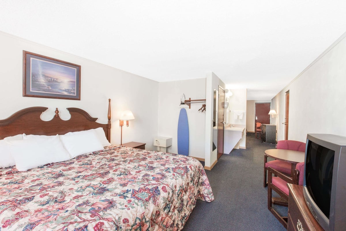 Suite, 1 Bedroom, Non Smoking (1 King Bed and 1 Queen Bed)